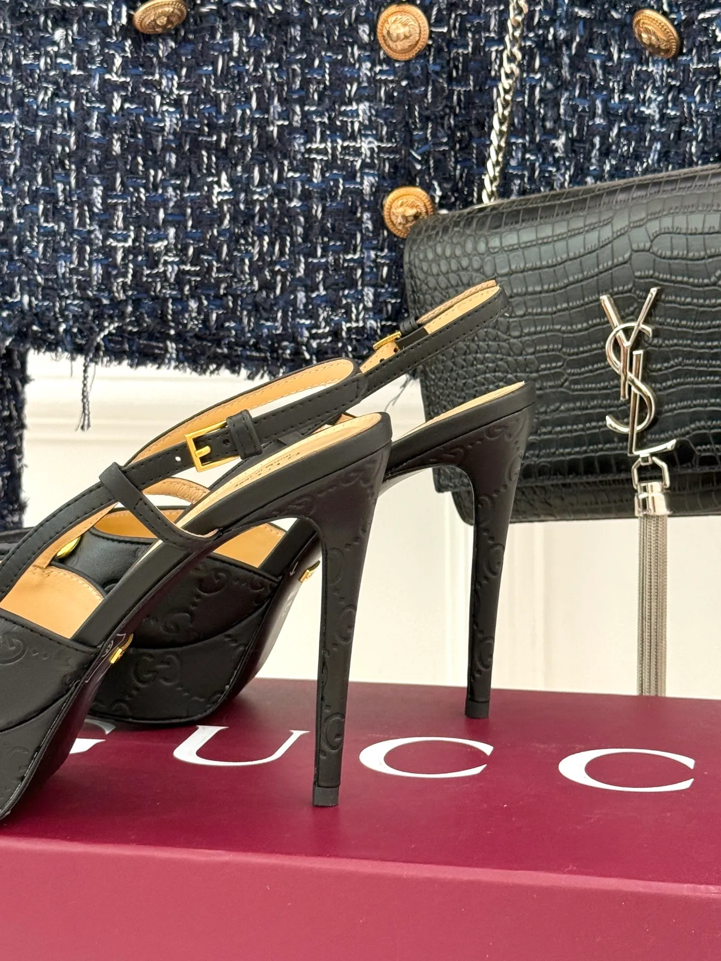 👟👟Ex-factory price 680👟👟 Gucci/Gucci classic horsebit pointed-toe platform high-heeled sandals, which perfectly integrate classic elements and fashionable design. These sandals are decorated with the iconic horsebit. The metallic horsebit embellishes the upper, exuding a strong retro style and highlighting the brand heritage. The design of the waterproof platform and the high heel complement each other. The 9.5 cm high heel and the 2 cm waterproof platform can effectively reduce the pressure on the foot while elongating the leg line, making walking more stable. The adjustable ankle buckle design is not only easy to put on and take off, but can also be adjusted according to personal foot shape to ensure a comfortable fit. Whether paired with an elegant dress for formal occasions or paired with simple trousers to create a fashionable street style, these sandals can be easily worn, adding a touch of color to the overall look and showing the wearer's unique taste and fashion attitude. The fabric is made of original customized calfskin, the inner pads are all sheepskin, and the genuine leather outsole imported from Italy size: 35-39 (40/41/42 customized)